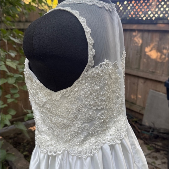 Wedding Dress Elegant White Lace bodice. Size small measurements in pics - Picture 6 of 11